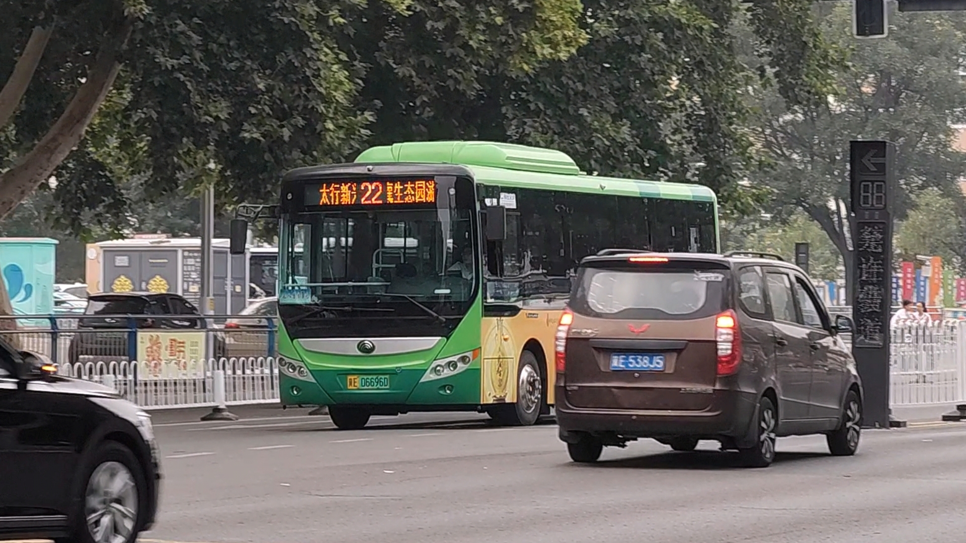 邢台公交22路宇通e粑通过钢铁南路体育馆路段