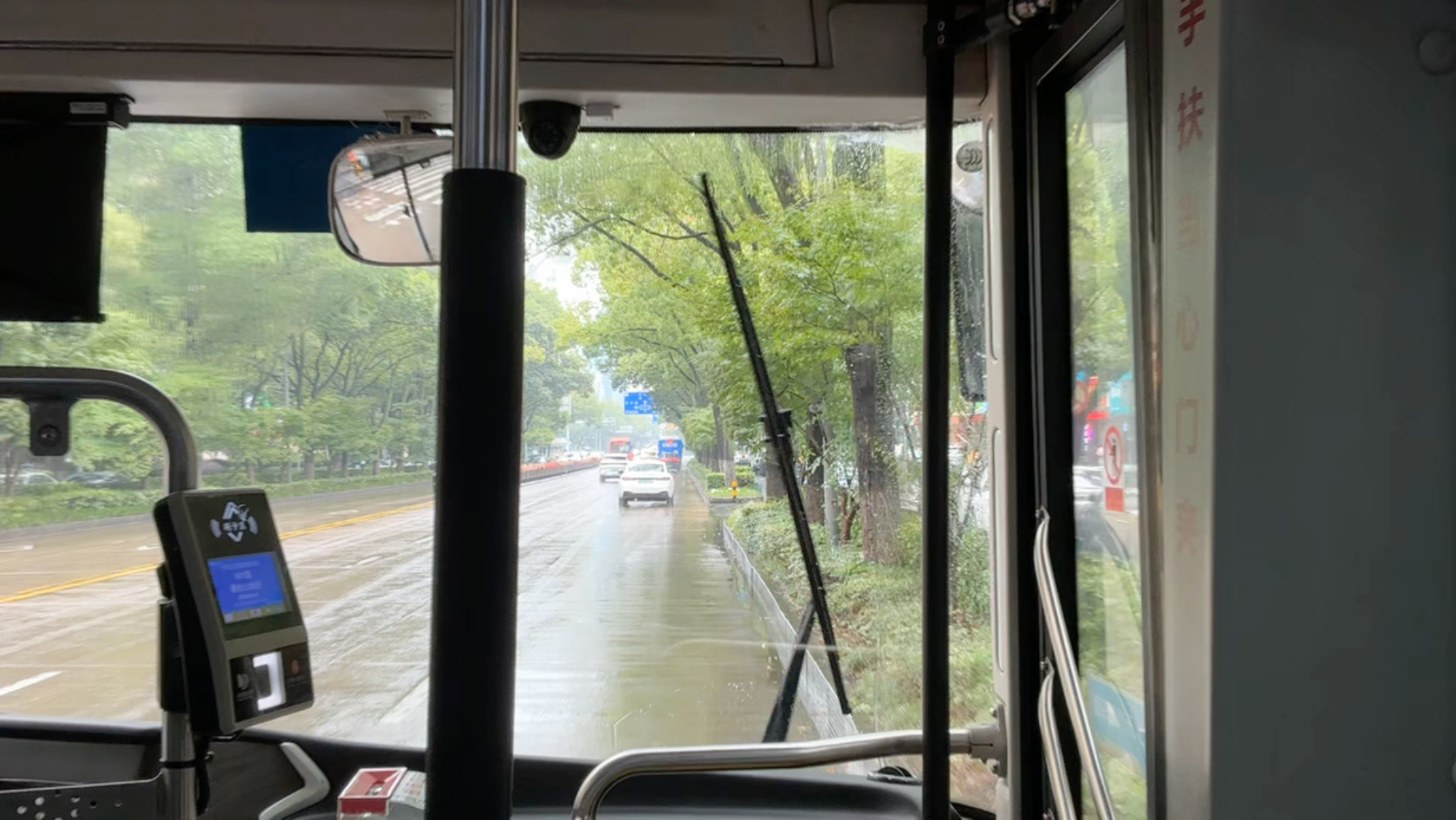 【127殷隘：连接鄞州一带的线路】但客流却不尽人意，比亚迪K8B运行实录