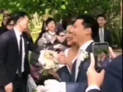 Скачать видео: 唐生参加朋友婚礼撒花～