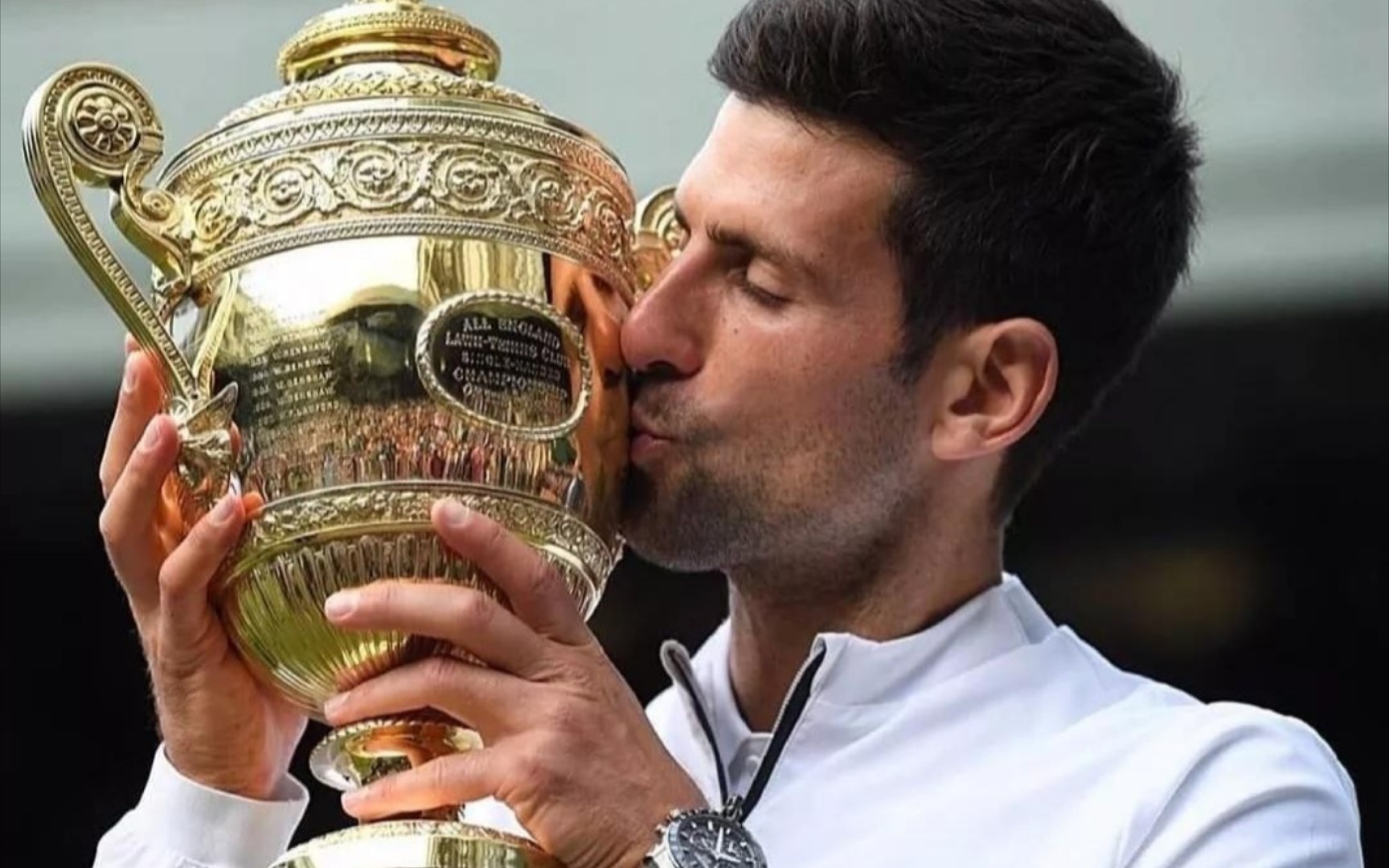 2021年德约夺得温网男单冠军,成就三连冠,20冠,比肩费纳