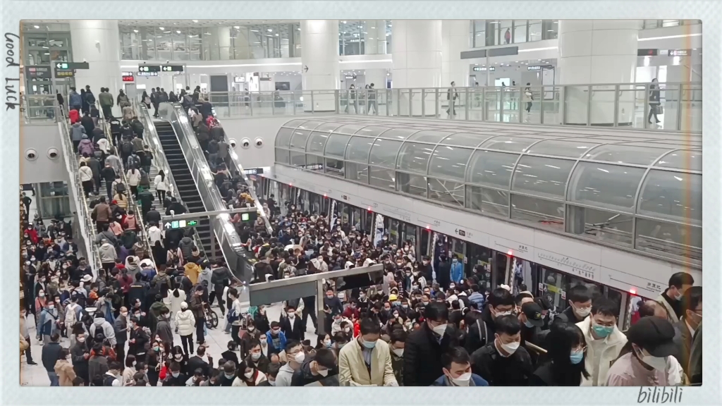 2023年1月3日晚高峰的深圳地铁11号线岗厦北站