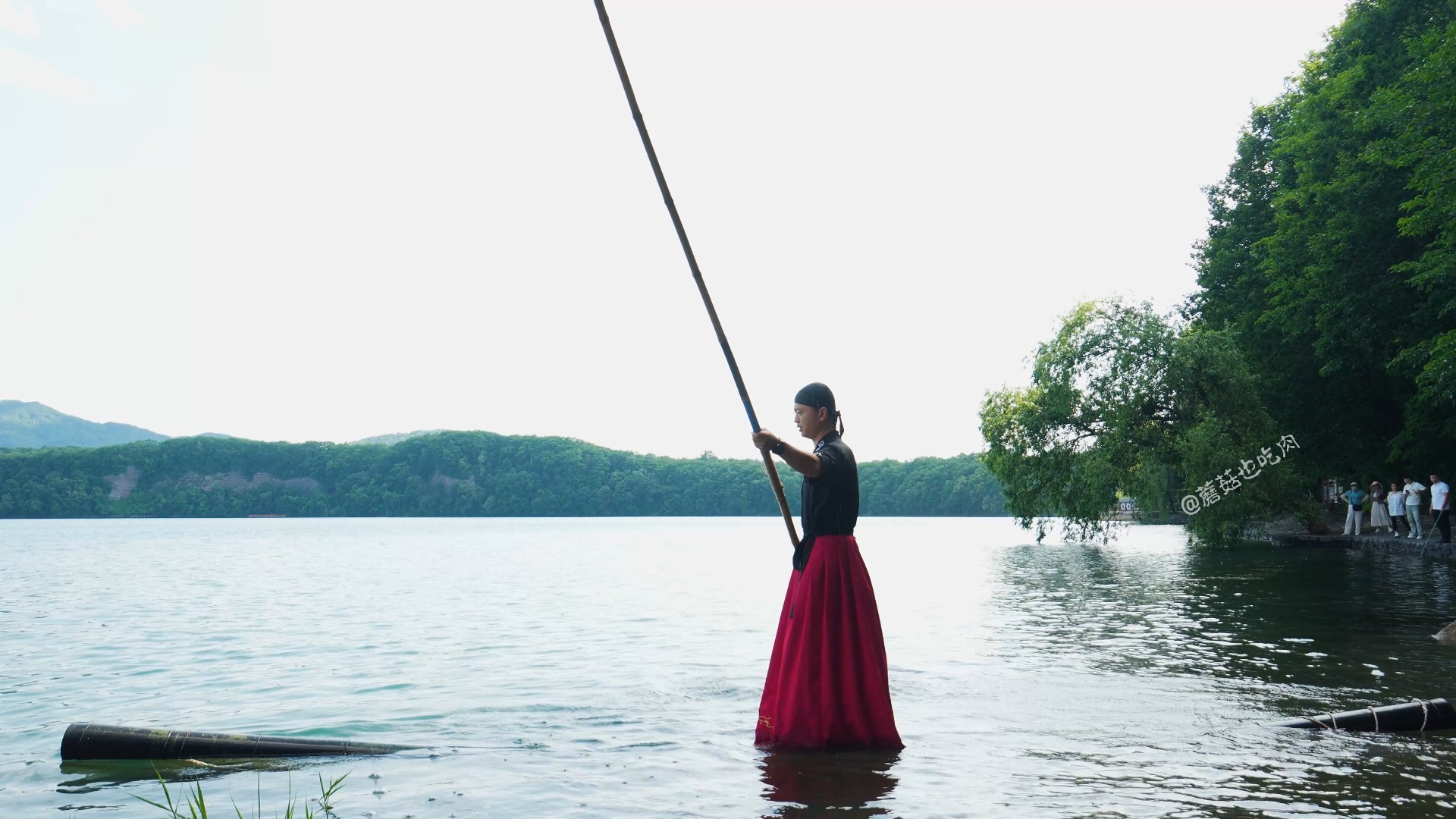 民间高手 一根竹子水上漂