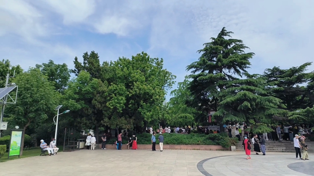 中山公园是大连最热闹的吗?很多人锻炼,太欢乐了