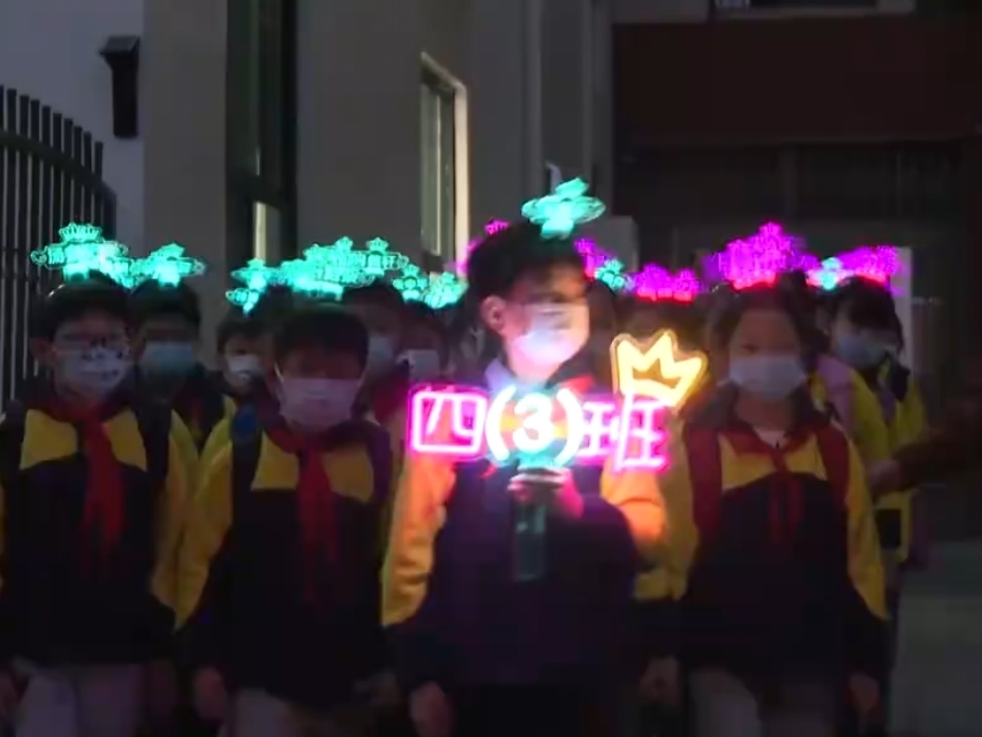 扬州的小伙伴们还记得扬州梅岭小学的"姓名头箍灯"吗?