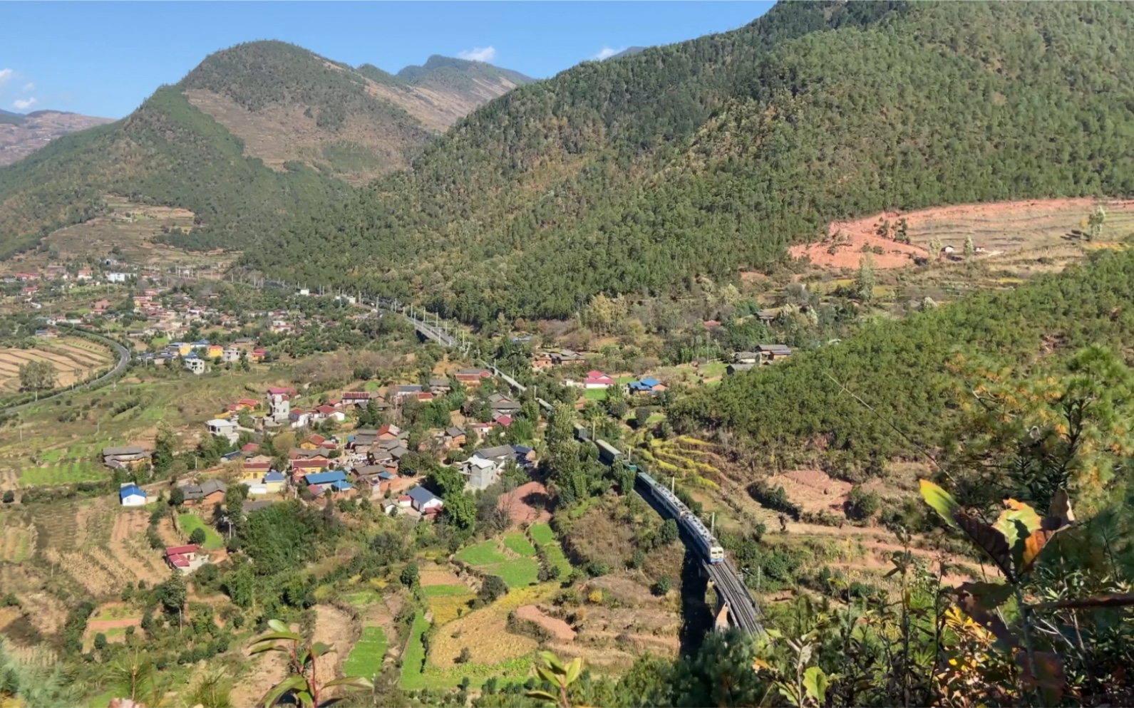 双机韶山4牵引货列通过两河口上层展线