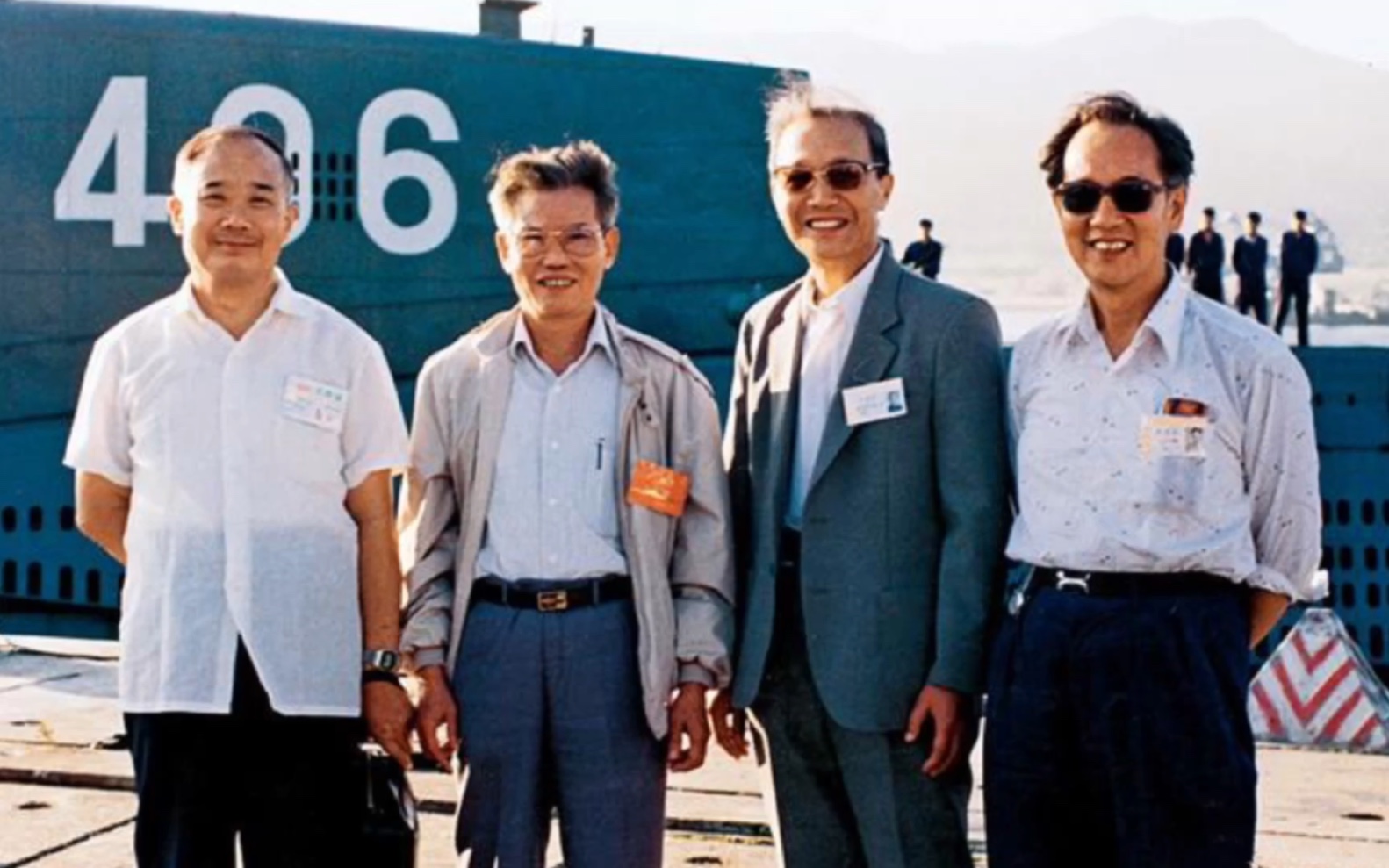 1985年,我国第一代核潜艇工程四位总师,站在亲自参与设计建造的长征6