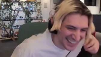 xQc看育碧logo侧视图