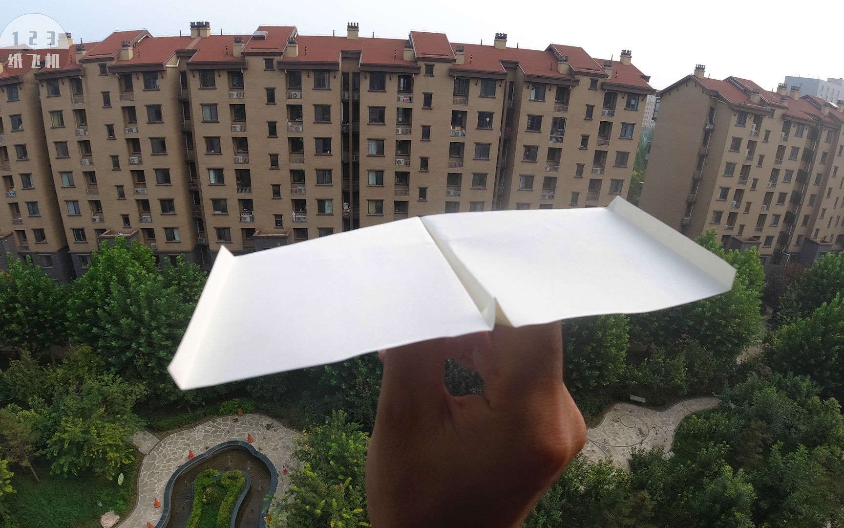 a4纸飞机飞得远图片