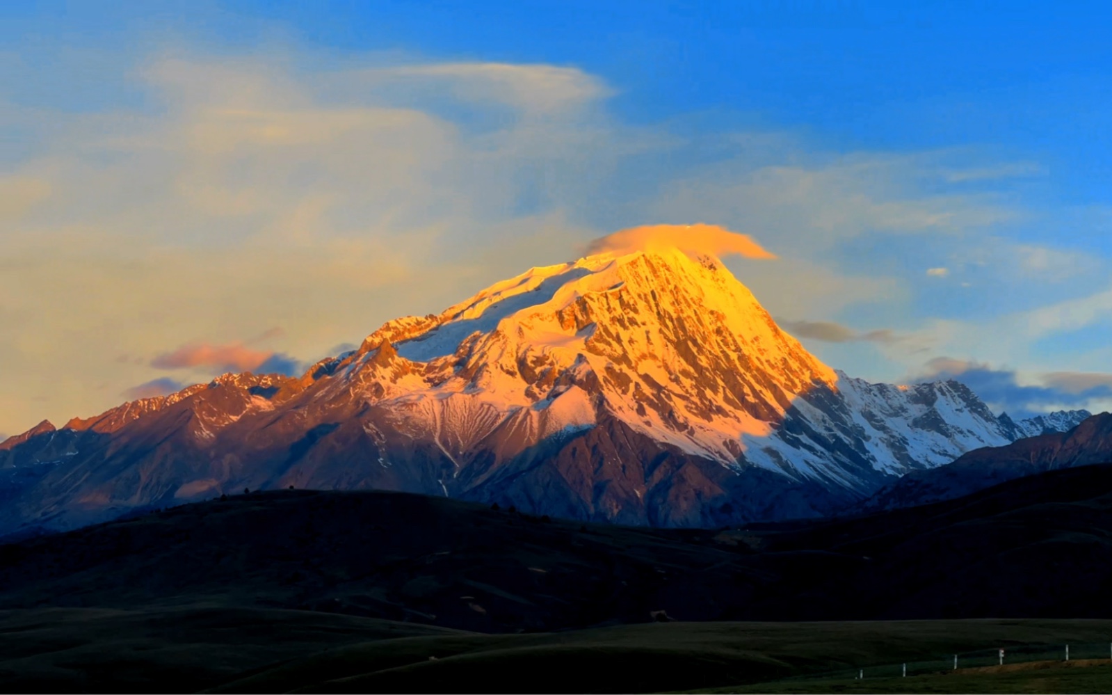 格聂神山主峰海拔6204米,是南康巴地区的最高峰,八条主沟从格聂山区