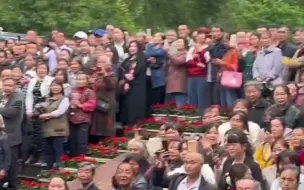 小镇仅一所高中，学生前往县城参加高考，居民自发排长队敲锣打鼓送考。“特别骄傲，像送自己的孩子上战场。”