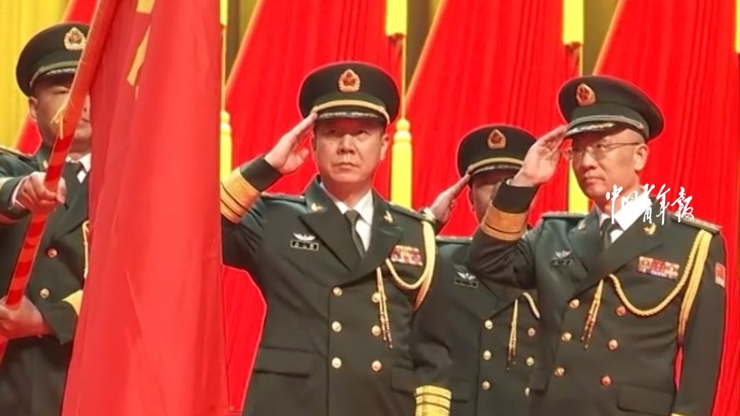 无人智能工程学院、作战支援军士学院、装备保障军士学院，陆军工程大学新调整组建三个单位，隆重举行宣布命令大会暨授予军旗仪式。