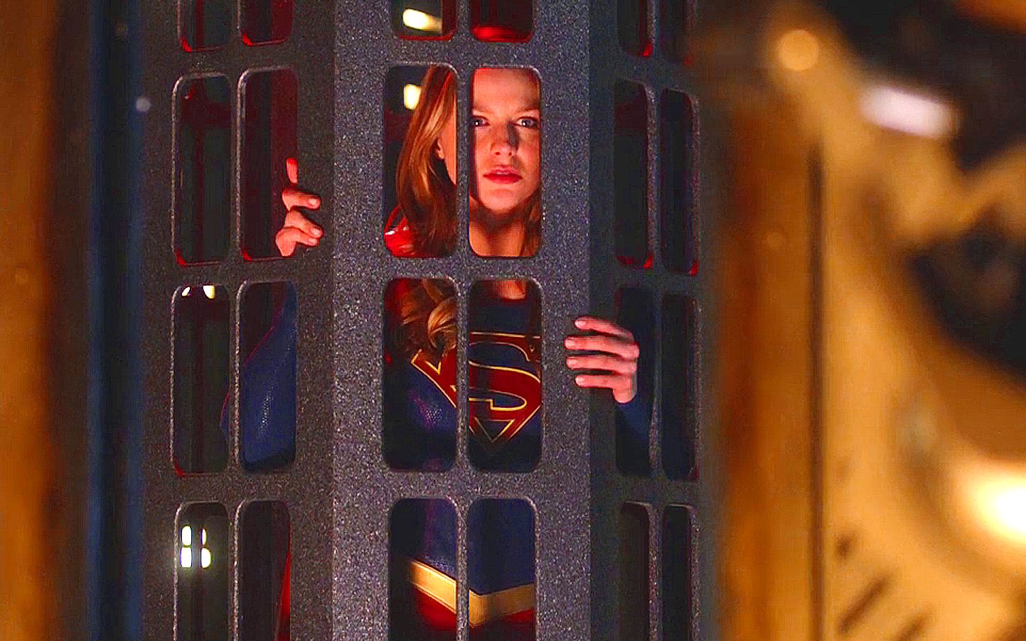 神秘男子竟带氪石铁链,女超人只能束手就擒