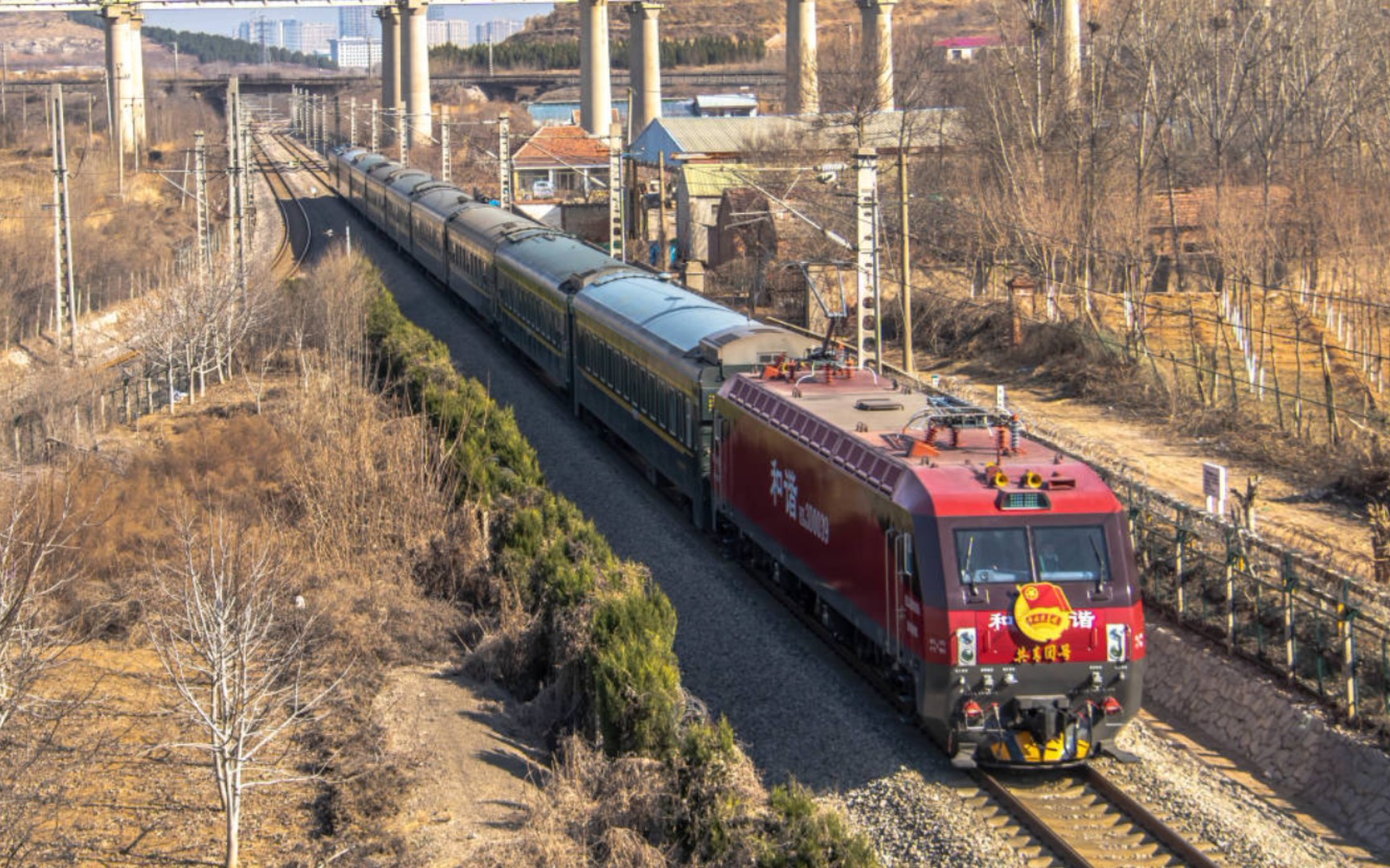 济局济段挂牌共青团号(hxd3d-0039)牵引k8271次(济南-菏泽)通过大青山