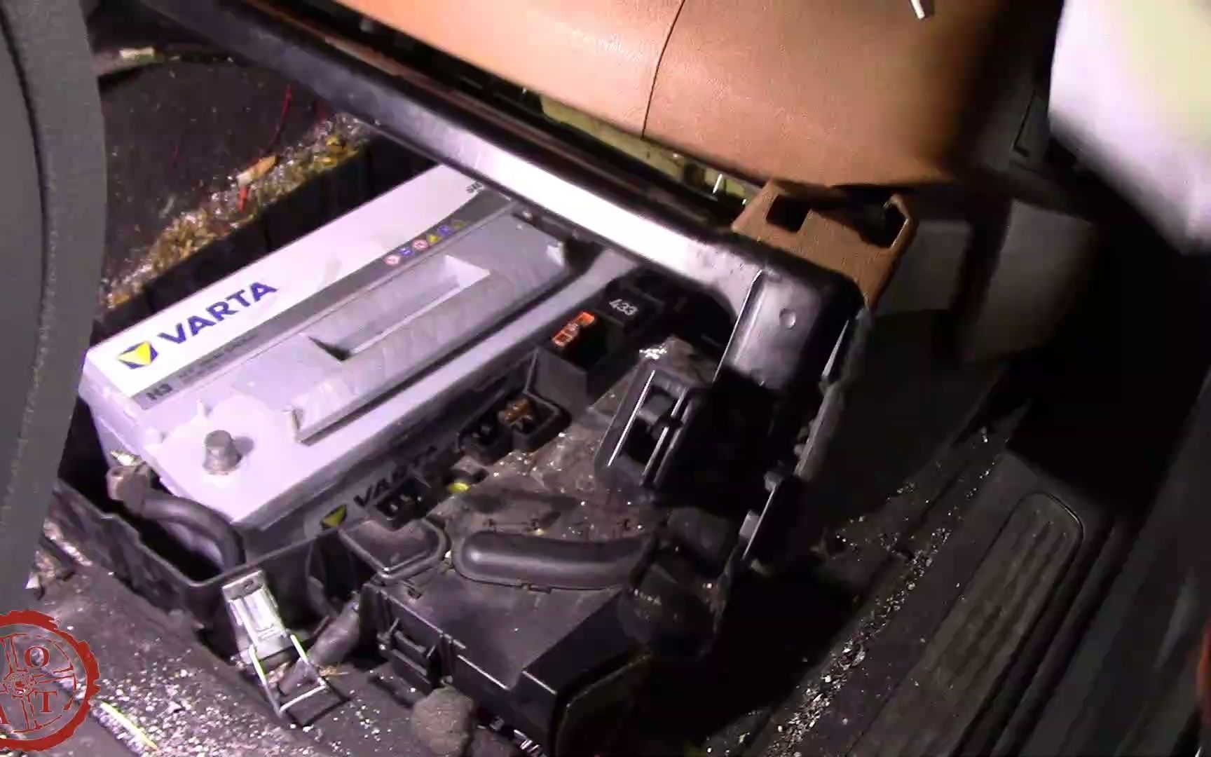 大众途锐电池更换