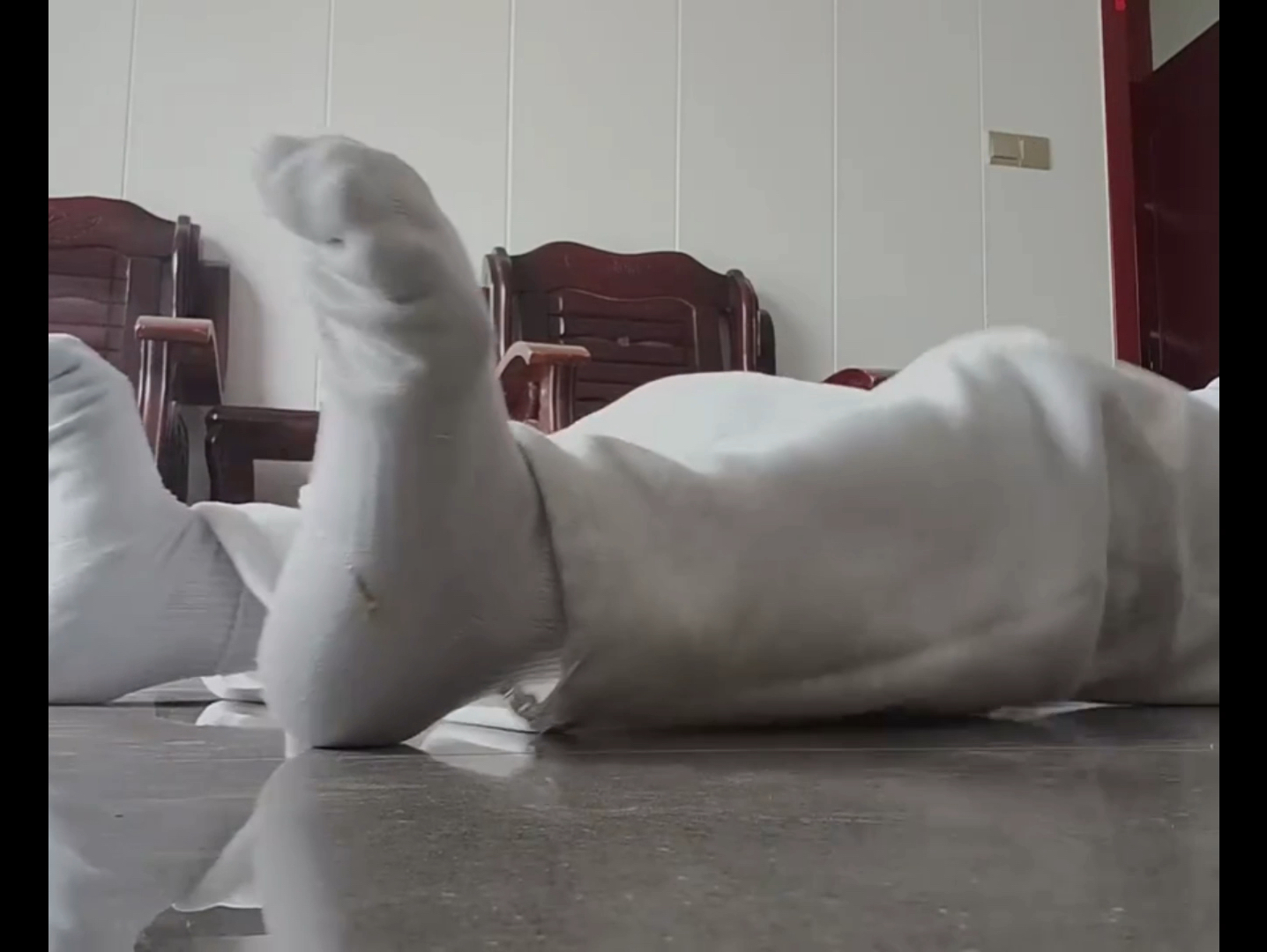 白袜小哥被偷袭捂晕