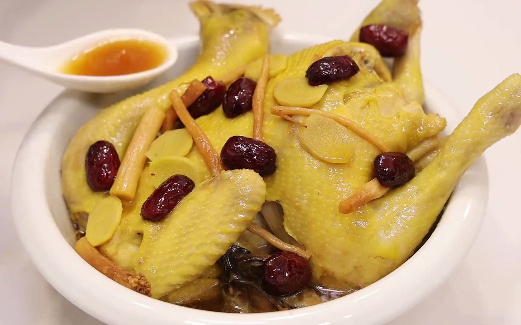 客家美食药膳黄酒鸡的做法,鸡肉爽滑营养