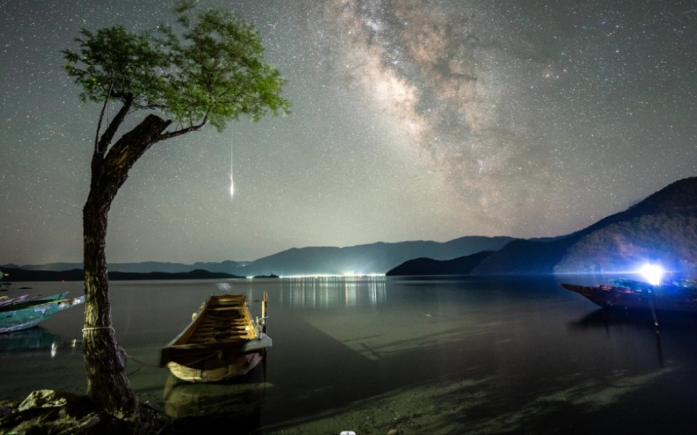 泸沽湖星空延时,孤树与船的昼夜