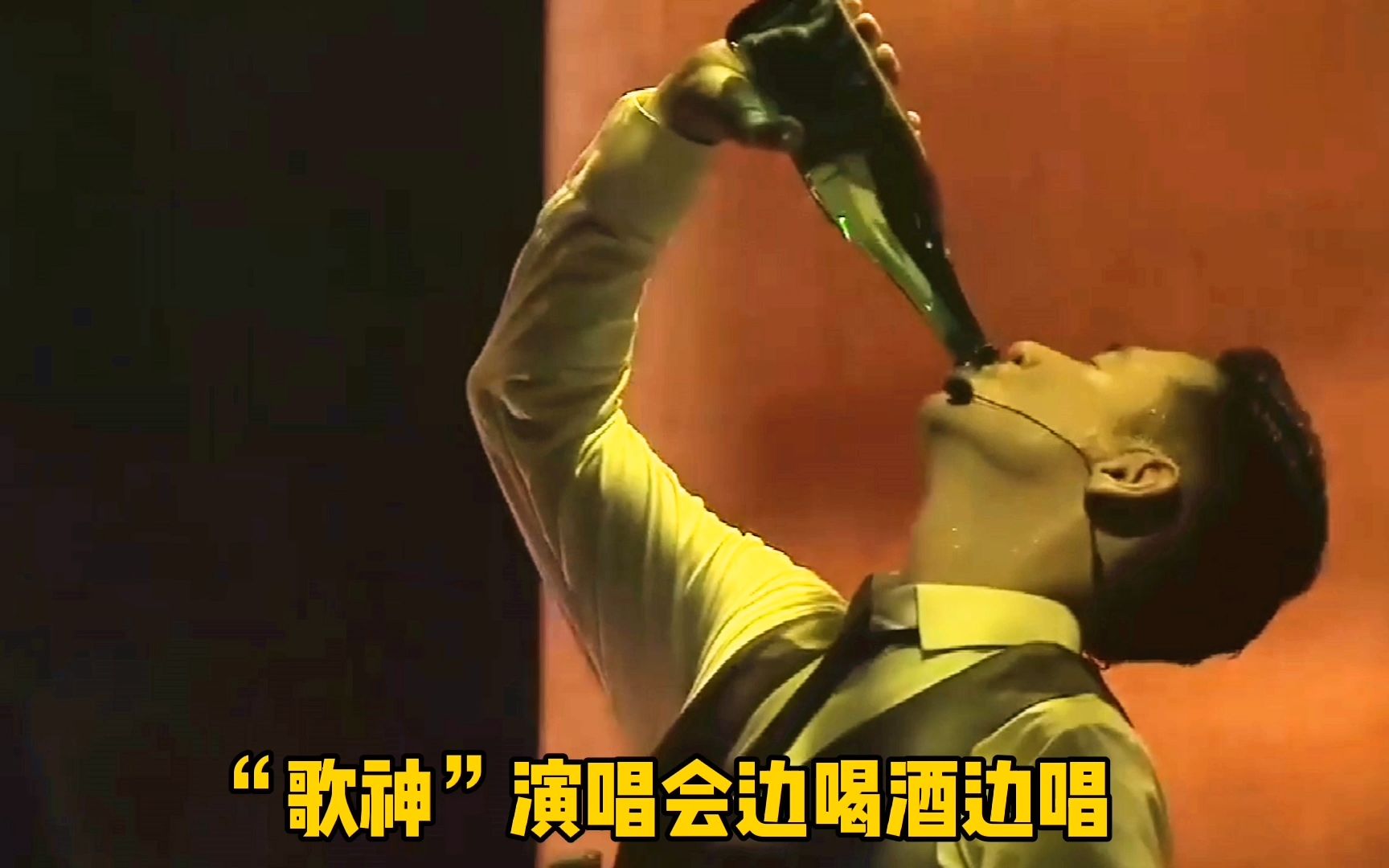 "歌神"张学友演唱会,全程边喝酒边唱,简直太帅了!