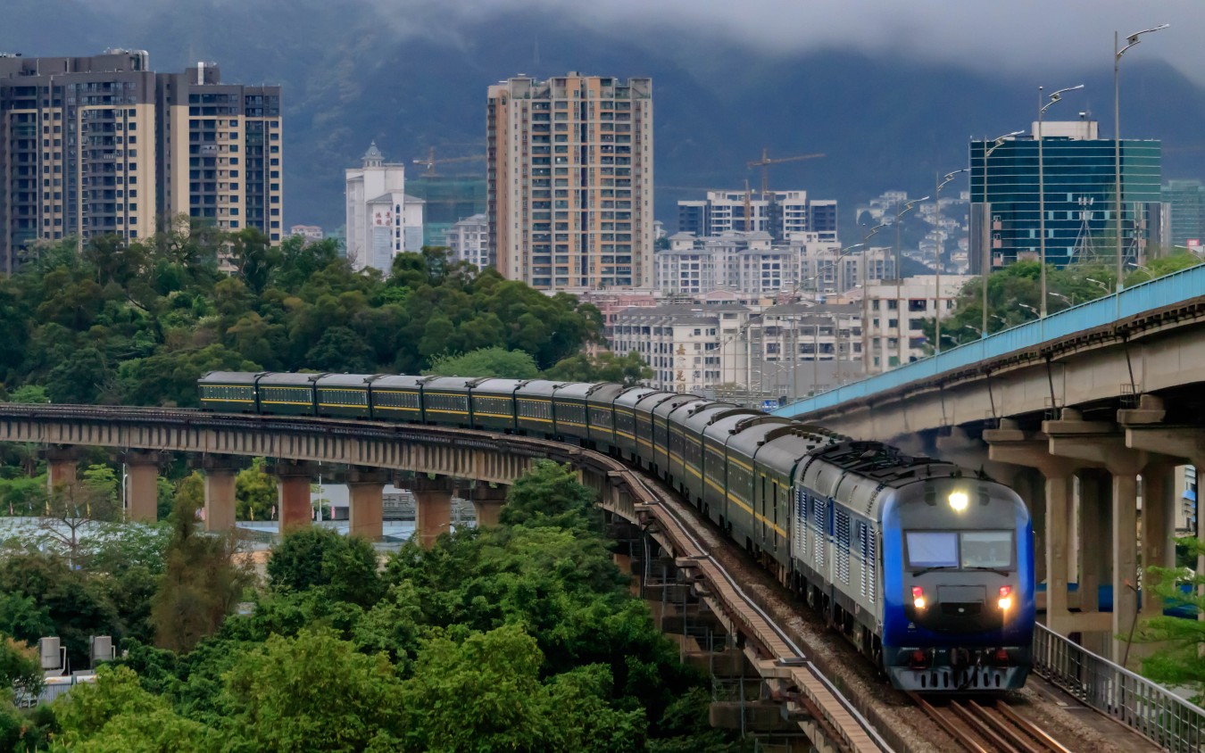 【广茂线拍车】客车z8201通过肇庆西江大桥(附联控)_哔哩哔哩_bili