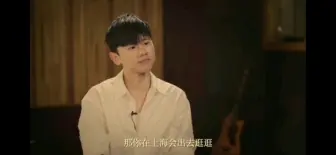 Download Video: 【张杰】没想到出门穿很素很低调，还是会被狗仔拍