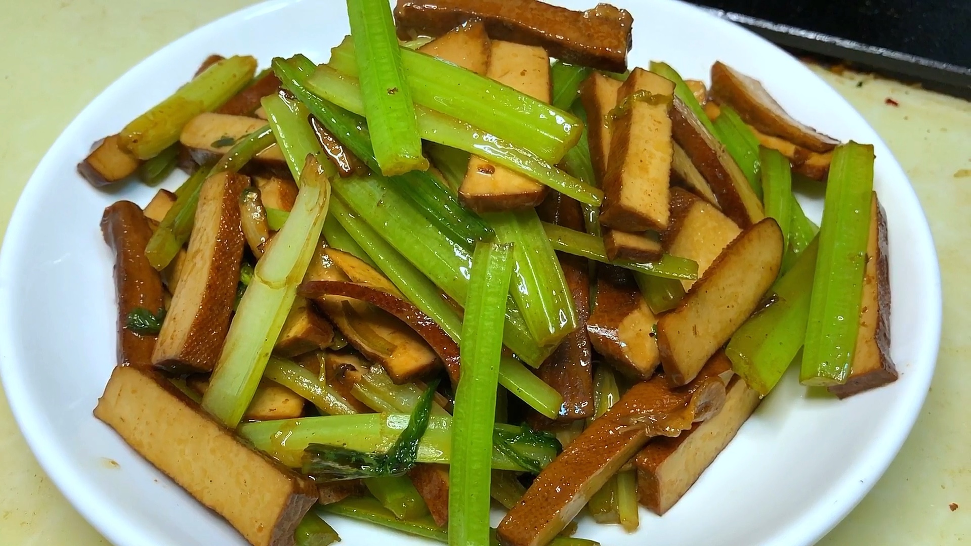 用芹菜和豆干在家里做一道好吃的下饭菜