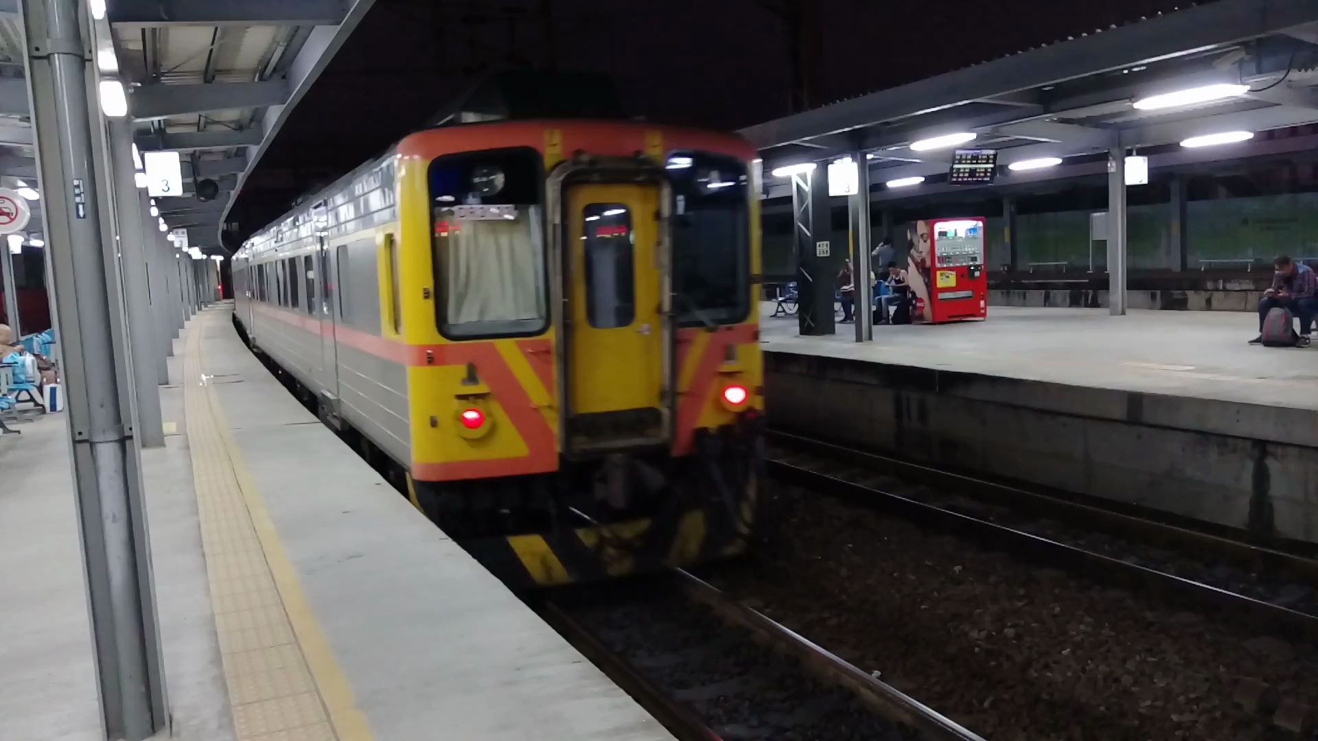 臺鐵縱貫線高雄站列車離站(dr3000型柴油客車)(此拍攝月臺因鐵路地下