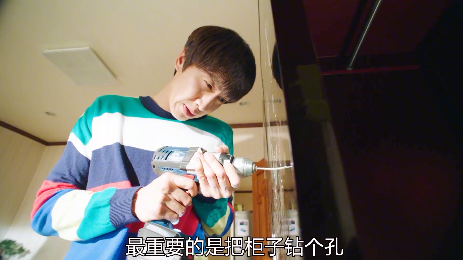 《李光洙的爆笑场面》李光洙离家出走躲在了衣柜里# 李光洙 # 韩剧