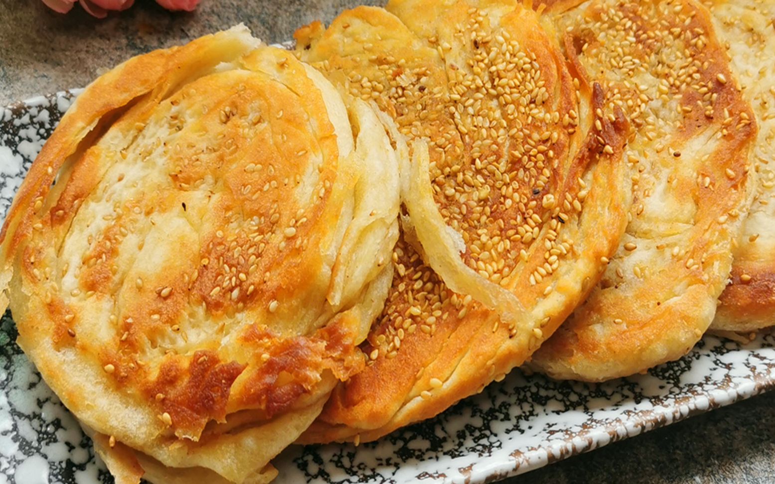 发面麻酱饼好吃有诀窍,表皮酥脆,里面柔软多层,酱香浓郁零添加_哔哩