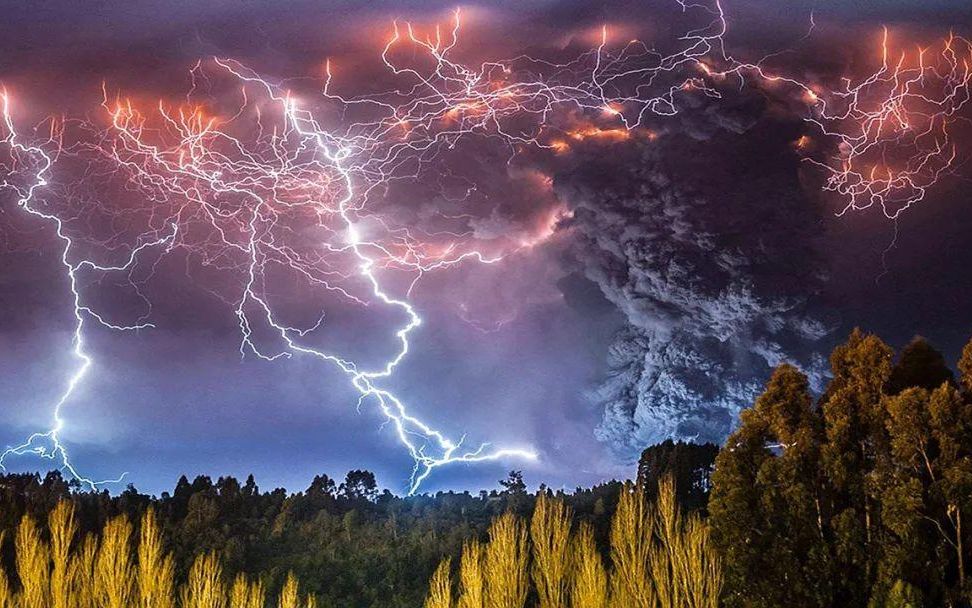 云南大理惊现七彩闪电,有人说是地震光,真的是这样吗?