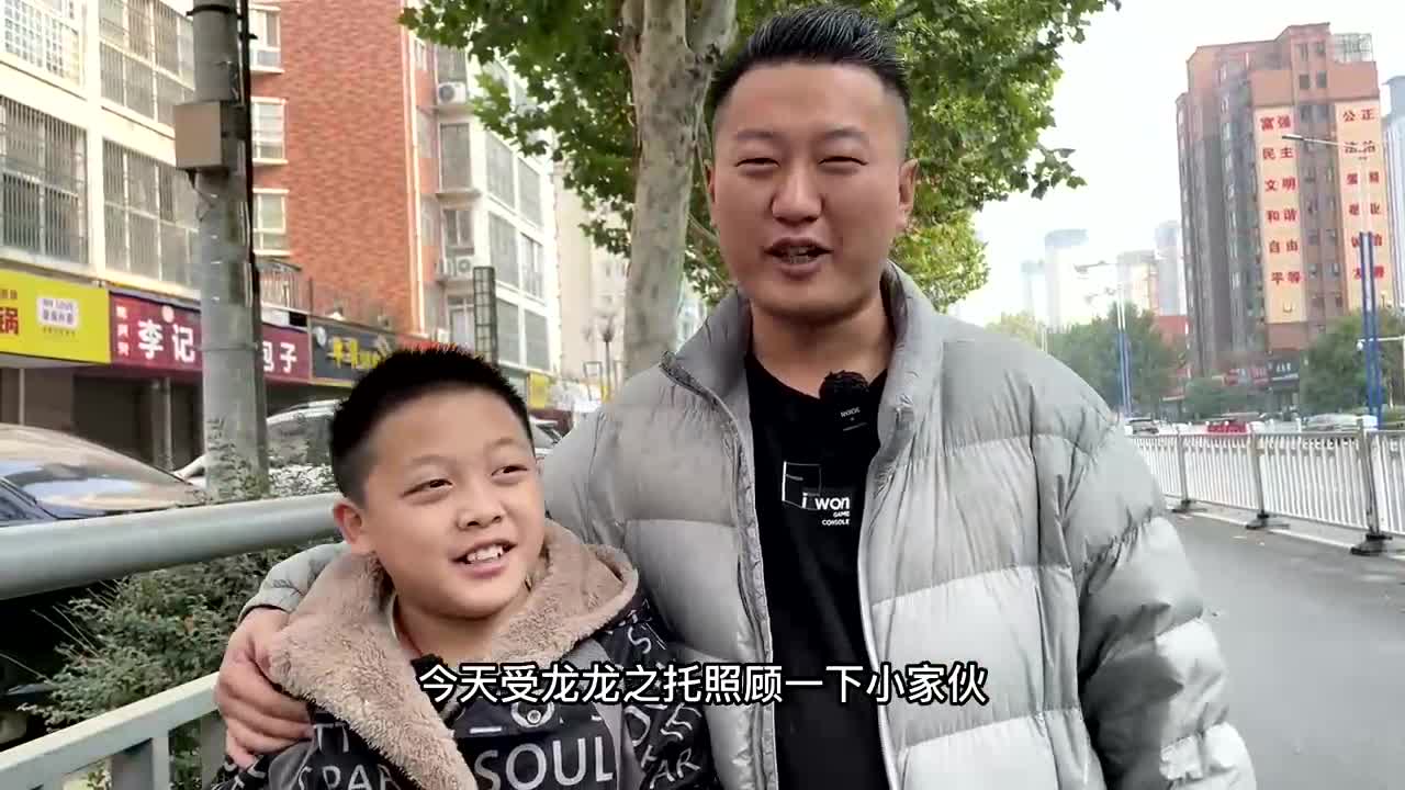 受胖龙之托,老夏带小家伙干饭,5个炸蛋,配肥肠螺蛳粉,真爽