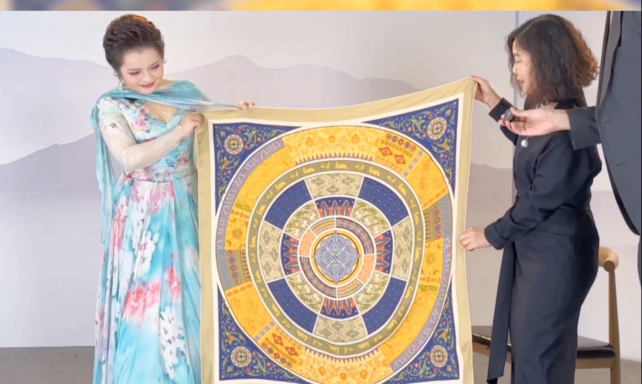 丝绸设计师范燕燕送上节目同名《丝路同欣》丝巾,节目舞美就以这幅