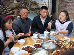 亲朋好友今天来做客，在家手工磨豆花和做一大桌美食招待，热闹又幸福