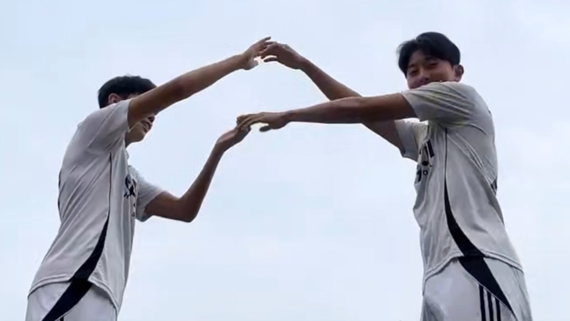 【男大】 二选一 你喜欢哪个足球白袜帅哥?