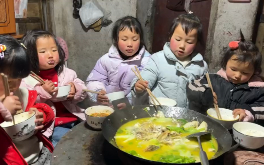 简简单单给孩子们做个鱼豆腐白菜汤 美味又营养 孩子们吃得饱饱的#记录真实生活 #农村美食 #人间烟火 #吃饭香香身体棒棒 #农村生活哔哩哔哩bilibili