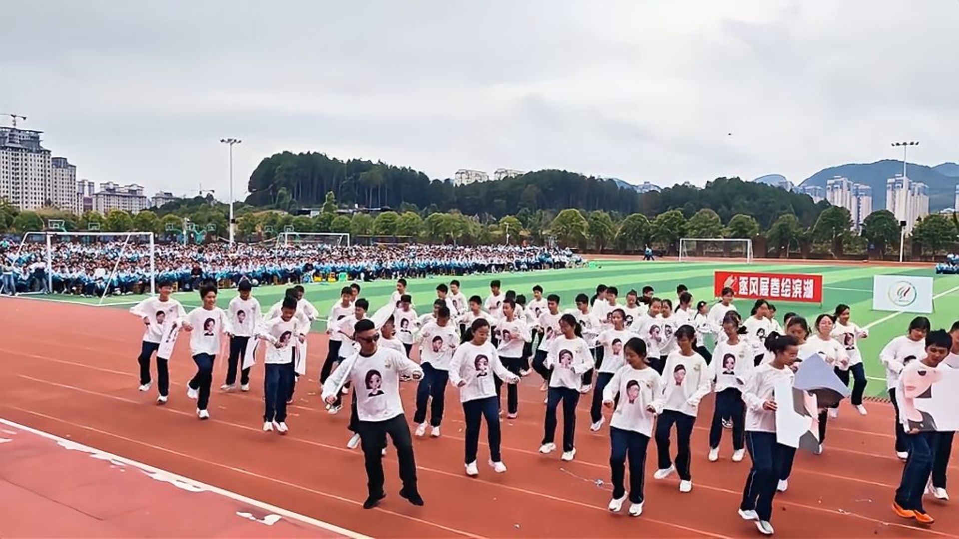 遵义滨湖中学副校长带学生跳摩托摇！运动会变蹦迪现场，瞬间引爆全场