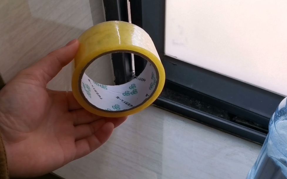 窗户上放卷透明胶带,别提多厉害!我也才懂得,楼上邻居都跟着学