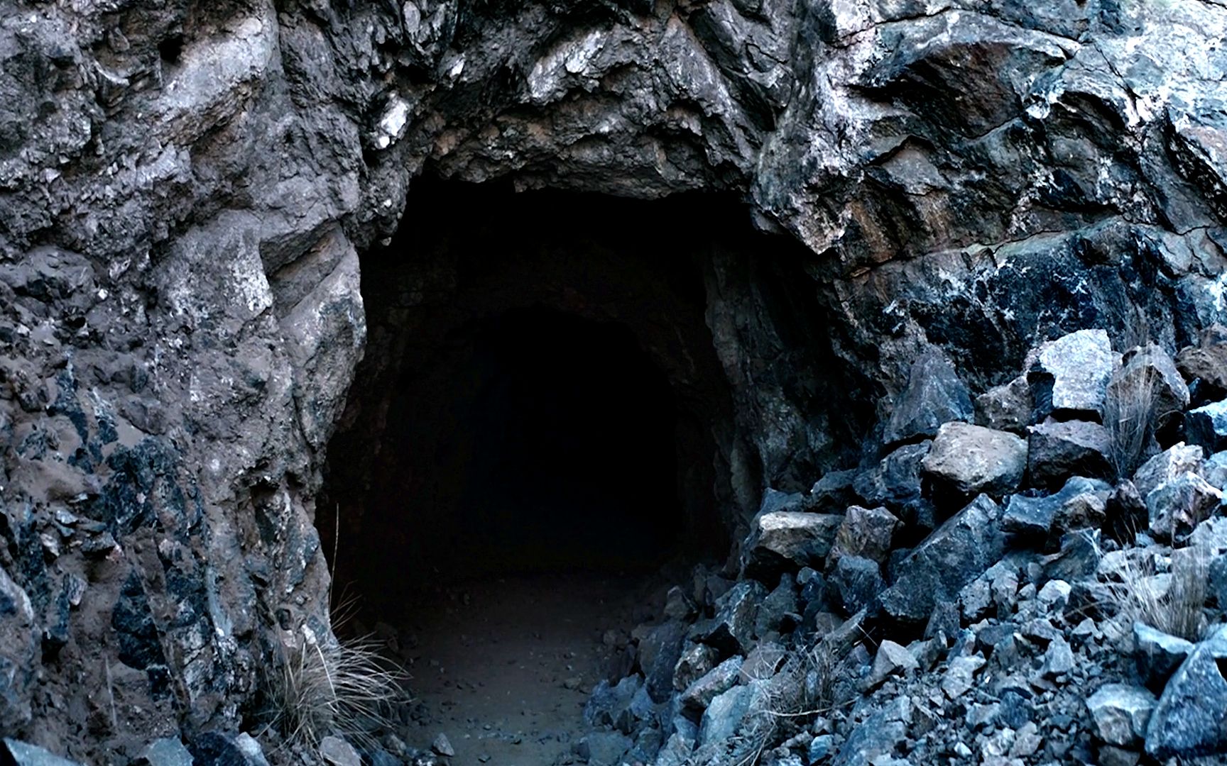 国产高分犯罪片,漆黑的山洞中,埋葬着一位父亲的所有希望!