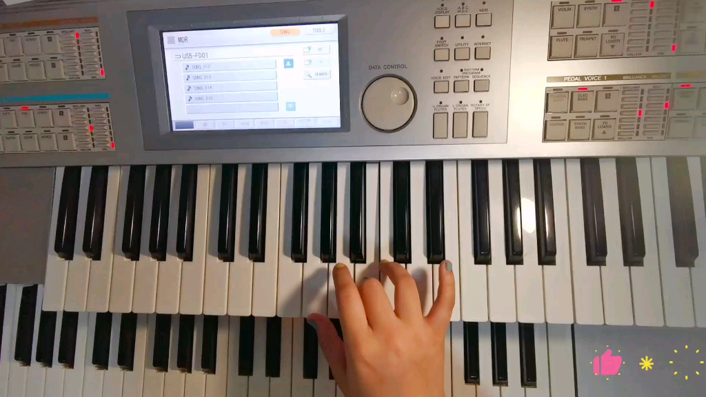 《怪可爱的》简易钢琴版