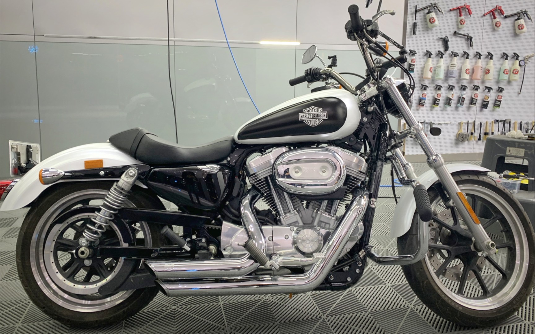 【j哥骑行】哈雷883l改色后像警车?明明是熊猫色好伐