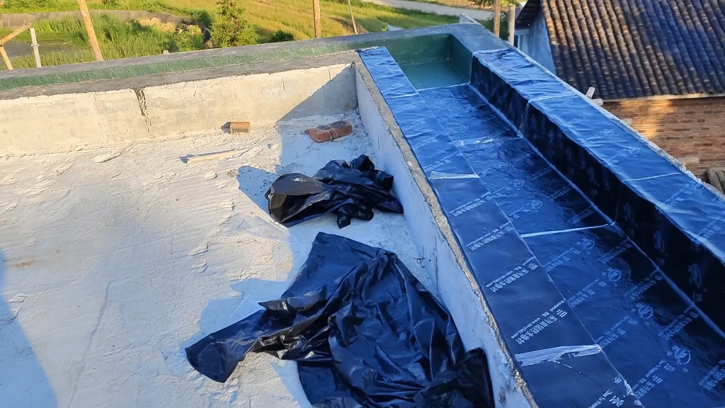 屋主自己做天沟防水,刷防水涂料铺卷材,铺钢筋网打混凝土!