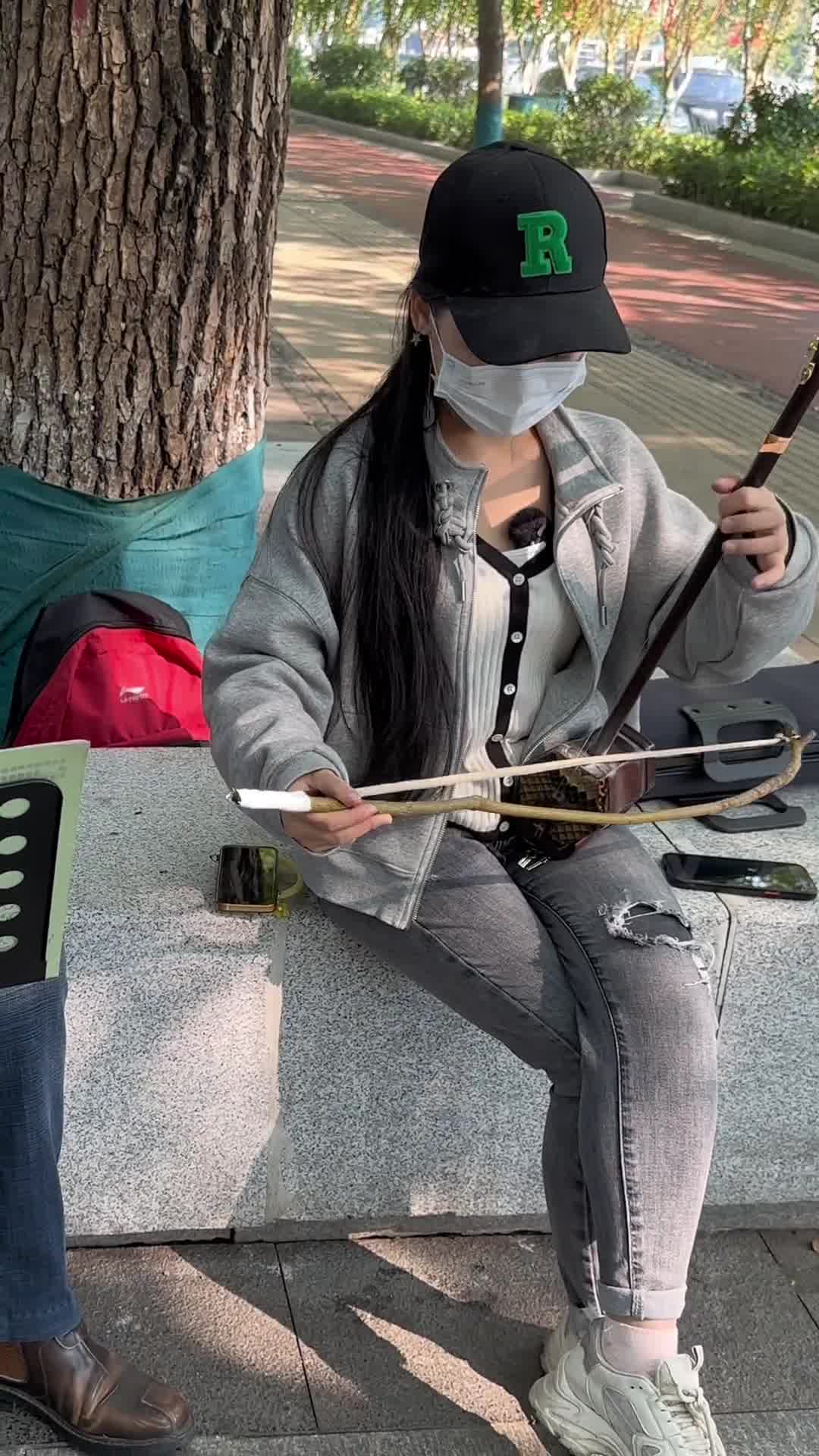 芒果斗地主看我小鲁班妙手回春长沙女生拉二胡盘公园大爷