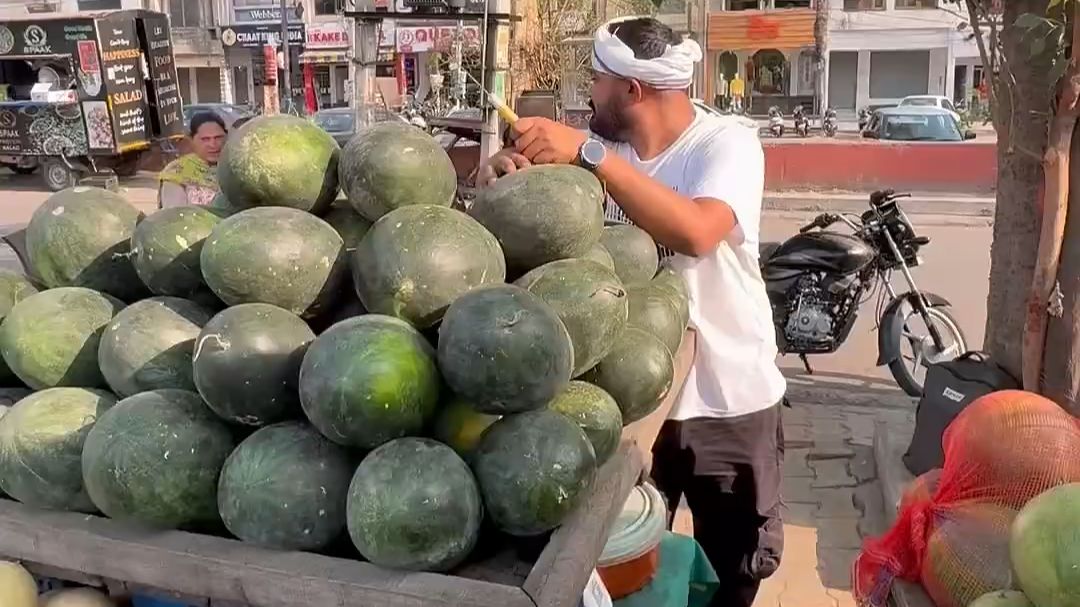 有一个印度人前来买瓜