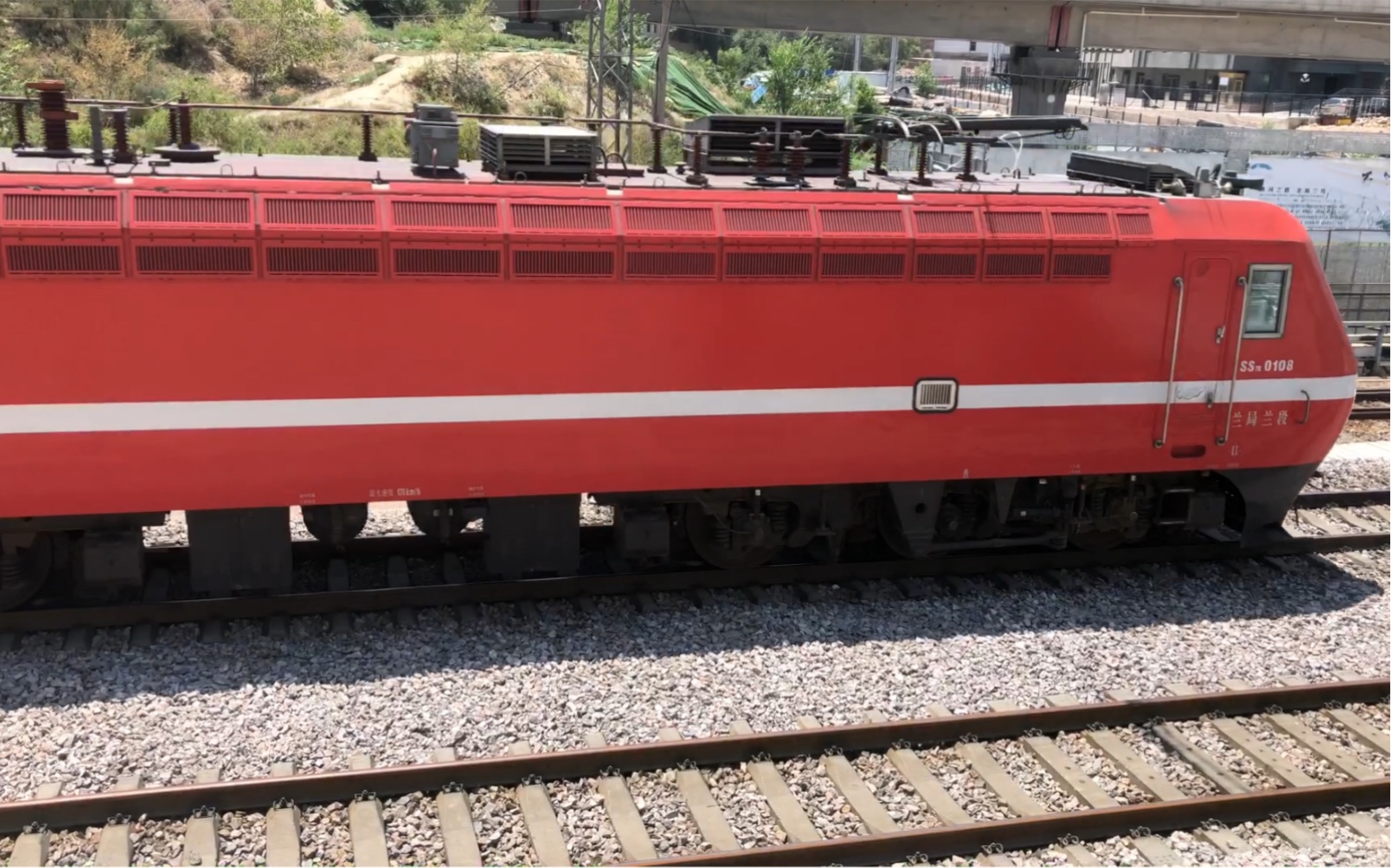 【铁道调研】兰局兰段ss7e-0108美女牵引k6657通过兰新线七里河桥