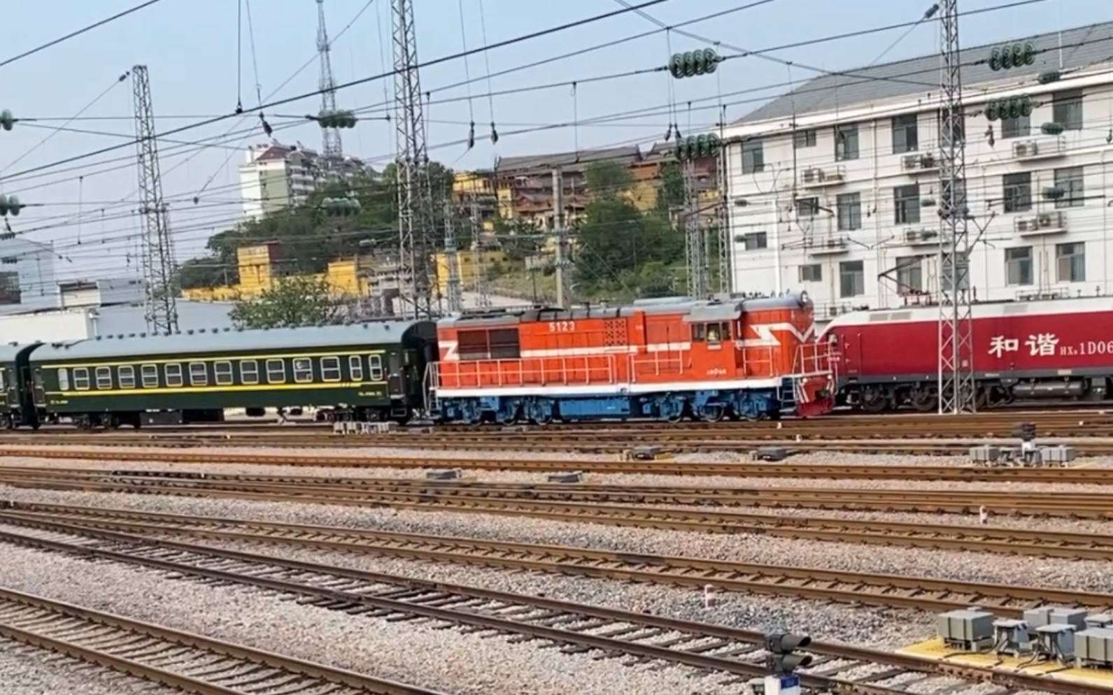 [京沪铁路]df7c牵引25b车底进徐州站 三台内燃同框