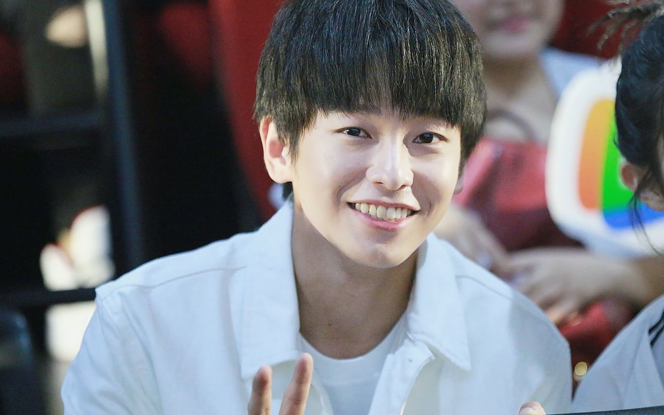 彭昱畅校服大佬敲可爱的