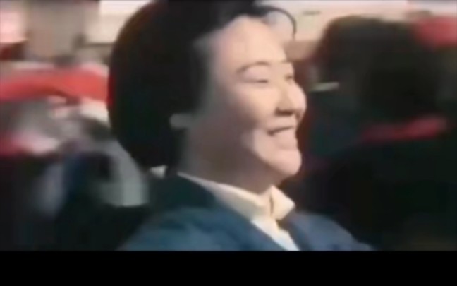 乔的笑震碎了联合国大楼的玻璃知青的笑响彻着天安门