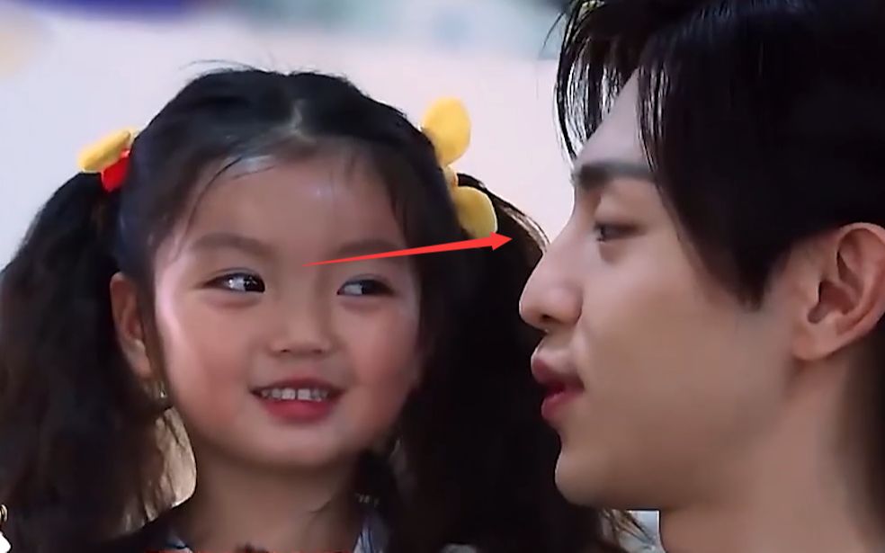 邓伦被阿拉蕾探班,小家伙看到穷奇后,扑上去追着打:大坏蛋!