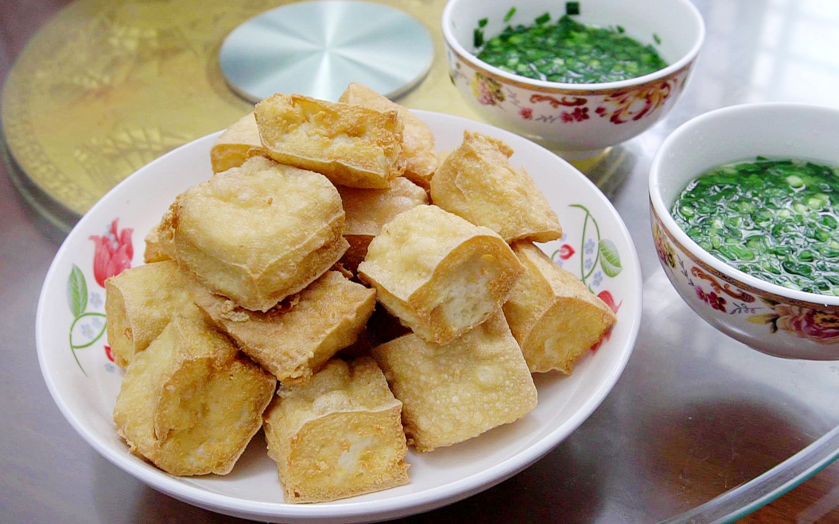 潮汕特色炸豆干,看着都香,配点蘸料太解馋了,三斤豆干都不够吃