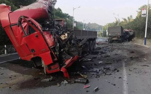 惨!男子踢路怒大货车引发惨案,碾压惨不忍睹