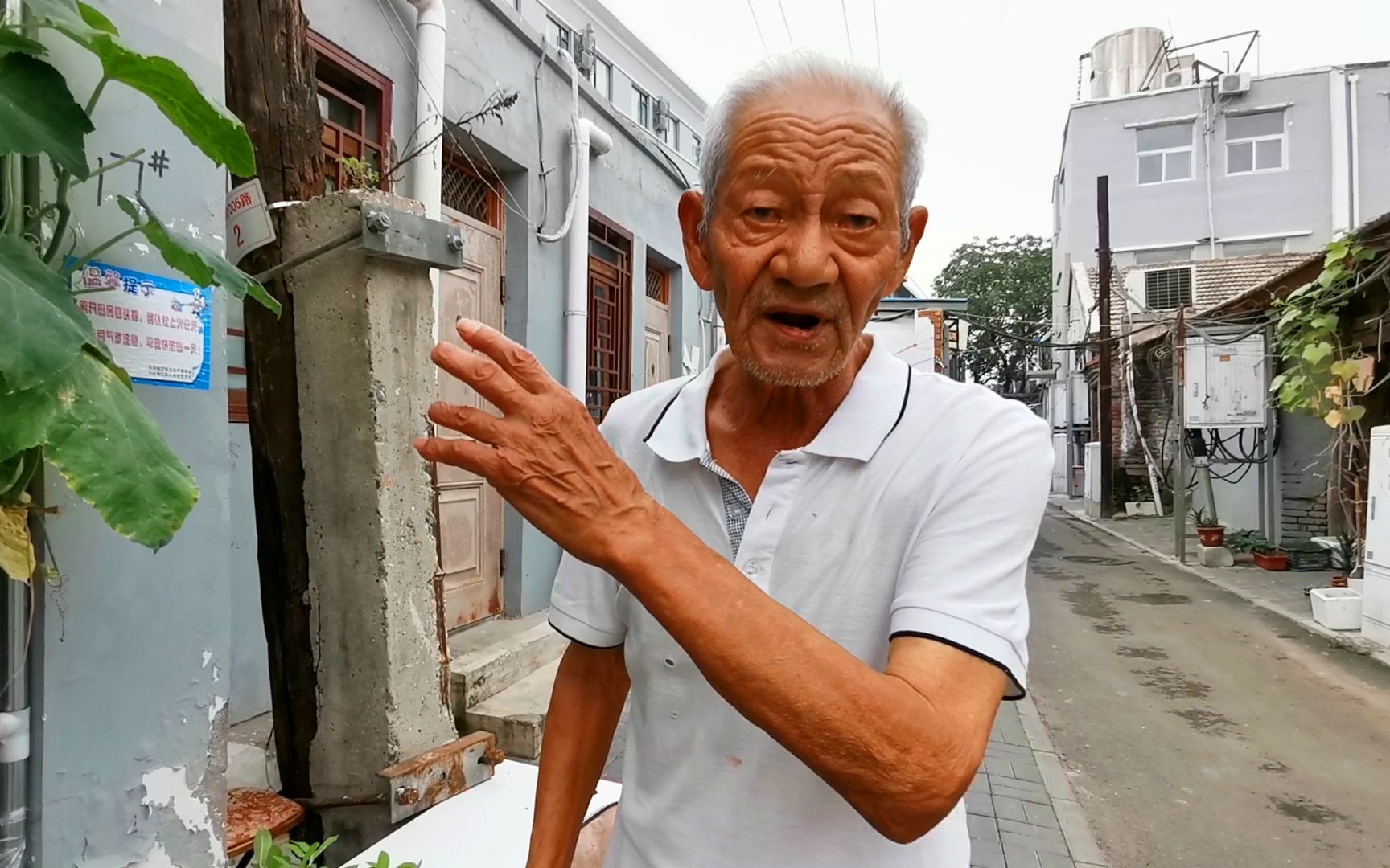 北京老胡同83岁大爷,住龙须沟40平米私宅,坦言给别墅也不换